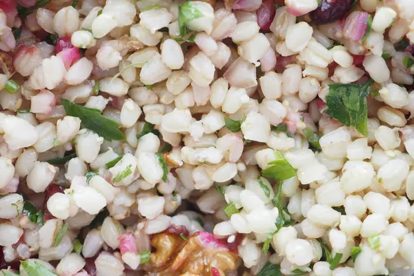 Ekstra lezzet için çeşitli otlar ve fındıklar içeren renkli tahıl tabağı.