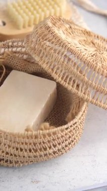 Dokuma sepetinde doğal sabun var. Çevre dostu yaşam için mükemmel..