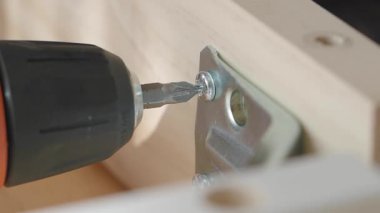 Ahşap projelere parantez eklemek için etkili sondaj teknikleri öğren.
