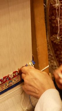 Zanaatkarları ustalıkla izle. Elleriyle karmaşık desenler dokuyorlar..