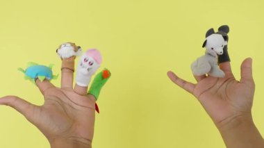 Renkli parmak kuklaları ve eğlenceli karakterleriyle eğlenceli hikaye anlatımlarının tadını çıkar..