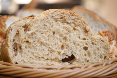 Bir sepette sergilenen yumuşak, taze ekmek dilimlerini kapat.