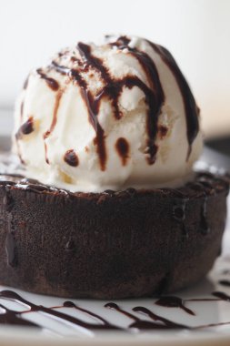 Kremalı dondurma ve şurupla kaplı hoşgörülü çikolatalı pasta..