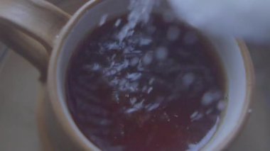 Çay fincanına şeker dök. ,