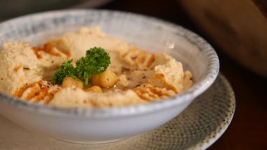 Bir kafede nohut ve otlarla kaplı kremalı humus tatmak..