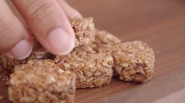 Basit malzemeler kullanılarak besleyici ev yapımı granola çikolataları hazırlanıyor.