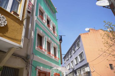 Açık mavi gökyüzü altında canlı renklerle boyanmış binalar cazibe yaratıyor..