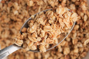 Kaşıkla yakın plan granola, besleyici bir aperatif seçimi vurguluyor..