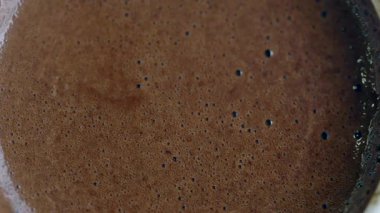 Bir fincanda Türk kahvesine yakın çekim ,