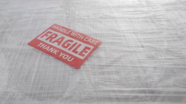 Paketin üzerine parlak turuncu bir levha yerleştirilir..