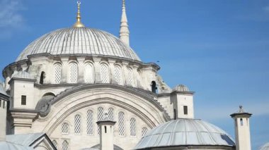 Gökyüzünün altındaki tarihi bir caminin çarpıcı kubbesini ve minarelerini keşfedin..