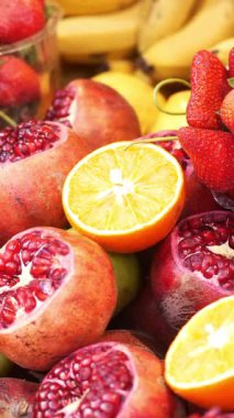 Canlı meyveler bir markette güzel bir şekilde düzenlenir..