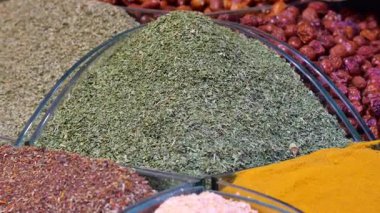 Piyasada üst üste yığılmış renkli baharatları keşfedin..