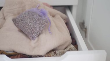 Elbiseleri çekmecede lavanta keseleriyle nasıl taze tutulacağını keşfet..