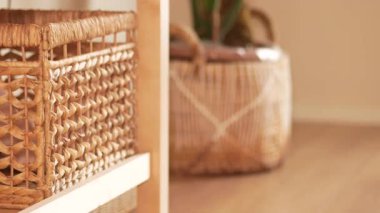 Dokuma sepetler rahat bir yaşam alanına cazibe ve düzen katar..