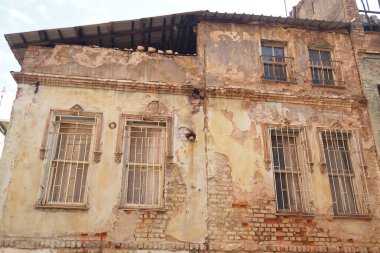 Tarihsel yapı, boyaların soyulduğu ve duvarların çatladığı yaşı gösteriyor..