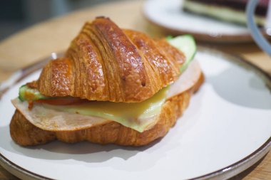 Hindi, peynir ve taze sebzelerle dolu bir kruvasan..