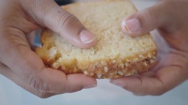 Yakın plan, elinde bir pasta vardı. .