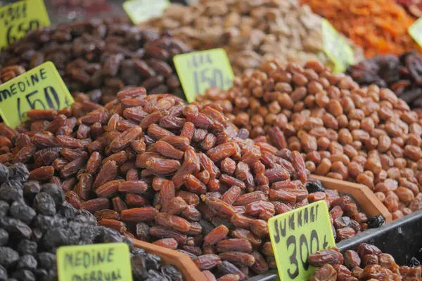 Renkli kurutulmuş meyve çeşitleri ve pazarda sergilenen taze tarihler.
