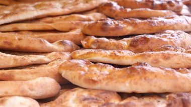 Sabahları yerel fırından gelen sıcak ekmek aromasının tadını çıkar..