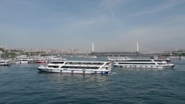 Çok sayıda tekne açık gökyüzünün altında hareketli bir şehir sularında seyahat eder..