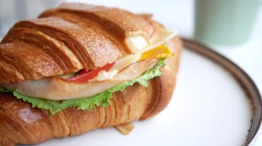 Taze sebze ve hindiyle dolu lezzetli kruvasan sandviçi..