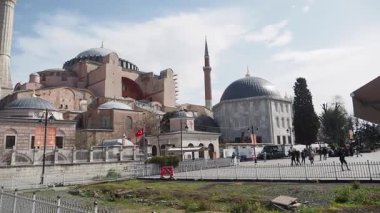 Ziyaretçiler İstanbul 'daki antik yapıların çarpıcı mimarisine hayran kaldılar.