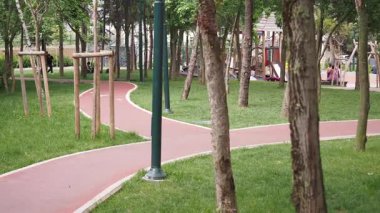 Yeşillik ve oyun alanlarıyla dolu yemyeşil bir parkta huzurlu bir gezintinin tadını çıkarın..