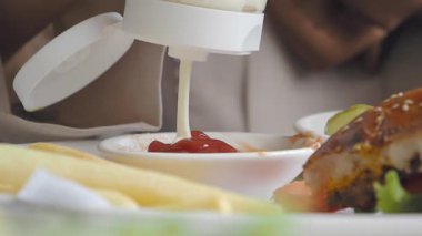 Sıcak bir restoranda ketçaplı lezzetli bir yemeğin tadını çıkarıyorum..