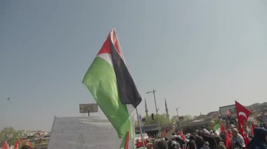 Türkiye İstanbul 20 Nisan 2025, Türk ve Filistin bayraklarıyla protesto yürüyüşü.