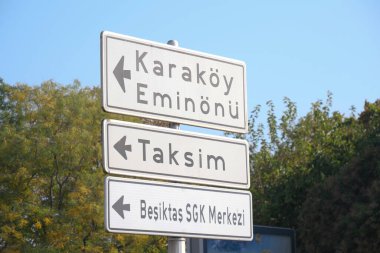 İstanbul sokaklarında yön işaretleriyle dolaş,