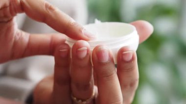 Petrol jölesi kullanan bir kadın. .