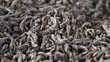 Ekrandaki kurumuş çay yapraklarının karmaşık dokularını ve renklerini keşfedin..