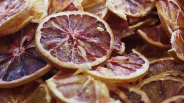 Canlı kurutulmuş narenciye dilimlerinin lezzeti, el yapımı projeleriniz için..