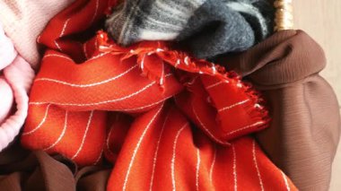 Canlı eşarp ve tekstil koleksiyonu sepete konur..