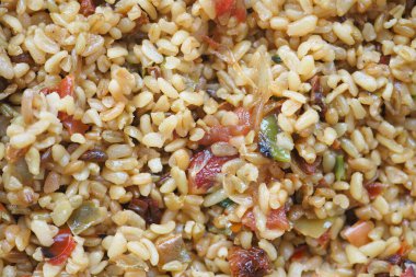 Taze sebzelerle harmanlanmış lezzetli bir pirinç yemeği servis etmeye hazır..