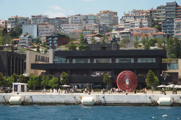 Hindi İstanbul 26 Mart 2025, Galata Limanı 'ndaki modern sahil alışveriş merkezi. .