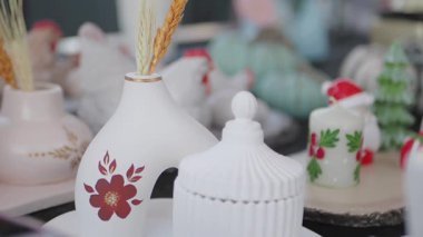 Yerel zanaatkarlarla canlı bir zanaat fuarında çeşitli el yapımı eşyalar keşfedin..