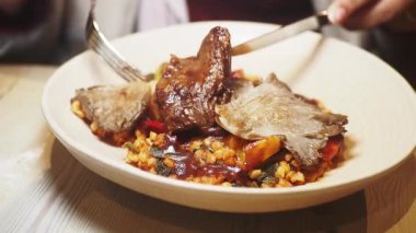 Sebzelerden ve tahıllardan oluşan bir yatakta servis edilen tuzlu kızarmış et akşam yemeklerini keyiflendirir..