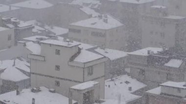 Şiddetli kar yağışı şehri bir kış harikalar diyarına çeviriyor..
