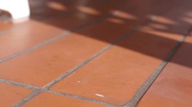 Yakın plan Sim kartı yere düşer. kayıp sim kart kavramı .