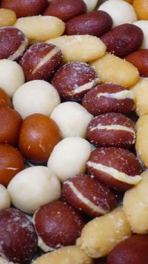 Yerel bir şekerci dükkanından enfes Hint tatlıları..