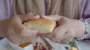 Lezzetli lezzetlerin tadını çıkarırken bir insan sıcak ekmek tutar..