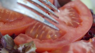 Sulu domates dilimleri kesilip sağlıklı bir salata için hazırlanıyor..