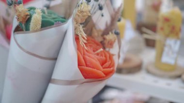 Yerel bir pazarda ziyaretçiler için güzel el yapımı mum buketleri sergileniyor..