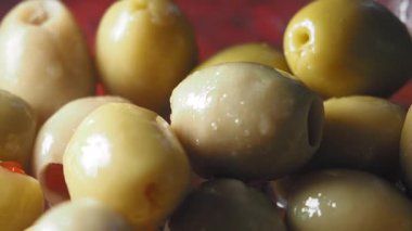 Yeşil zeytinlerin zengin dokusunu ve canlı görünümünü keşfedin..