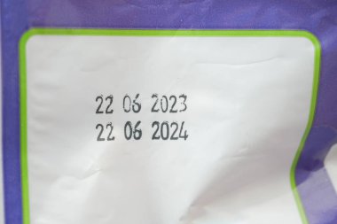 Net etiketleri gösteren beyaz bir pakette son kullanma tarihleri görünür.