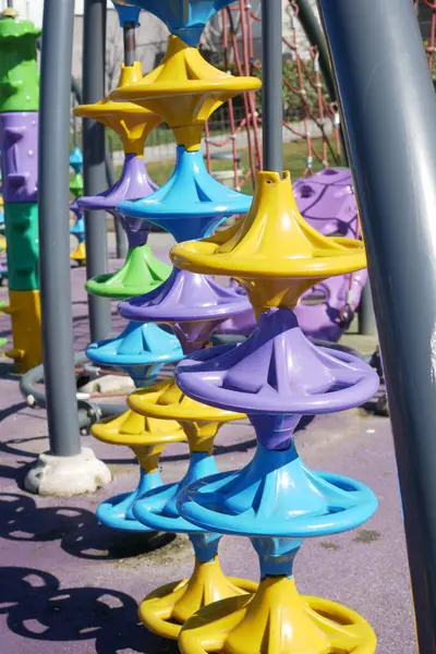 Parlak tırmanış yapıları açık havada eğlenceli bir şekilde düzenlenir..