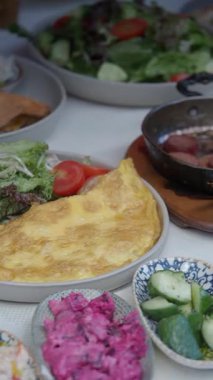 Omlet, canlı salatalar ve yanlarla doyurucu bir brunch 'ın tadını çıkarın..