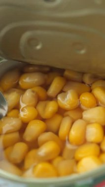 Bu yemek oturumunda konserve mısır taneleriyle lezzetli yemekler hazırla..